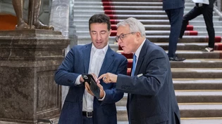 Das scheint interessant zu sein: Der abtretende Ständerat Thomas Hefti (rechts) im Bundeshaus in Bern. 
