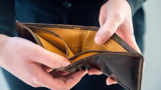 Leeres Portemonnaie: Viele Menschen wissen sehr oft nicht, wie sie die Rechnungen bezahlen sollen. Die steigenden Kosten werden zu mehr Armut führen.