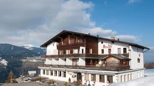 Baugesuch eingereicht: Die Besitzerin Bianchi Bau AG befasst sich wieder mit der Zukunft des Hotels «Mundaun» – Details will man aber noch nicht bekannt geben.