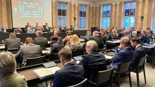 Klare Entscheidung: Mit 44 zu 11 Stimmen wird die Frage der rechtlichen Zulässigkeit an eine Kommission überwiesen. Klare Entscheidung: Mit 44 zu 11 Stimmen wird die Frage der rechtlichen Zulässigkeit an eine Kommission überwiesen.
