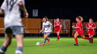 Enge Kiste: Im September duellierte sich Chur 97 mit dem FC Thusis-Cazis in der 2. Liga. Im Bild flankt Natalie Schumacher (am Ball) vom FC Thusis-Cazis den Ball zu einer Mitspielerin, Sina Gees von Chur 97 kommt zu spät. Enge Kiste: Im September duellierte sich Chur 97 mit dem FC Thusis-Cazis in der 2. Liga. Im Bild flankt Natalie Schumacher (am Ball) vom FC Thusis-Cazis den Ball zu einer Mitspielerin, Sina Gees von Chur 97 kommt zu spät.