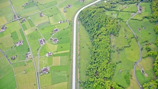 Umstrittenes Projekt: Beim Kundertriet unterhalb von Mollis (Bildmitte) soll der Linthdamm in Richtung Berg versetzt werden, um dem Fluss mehr Raum zu geben. Umstrittenes Projekt: Beim Kundertriet unterhalb von Mollis (Bildmitte) soll der Linthdamm in Richtung Berg versetzt werden, um dem Fluss mehr Raum zu geben.