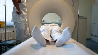 Computertomograf im Kantonsspital Glarus: Der Personalbestand des Kantonsspitals Glarus solle auf das Niveau anderer Spitäler sinken, hat der Verwaltungsrat beschlossen. 
