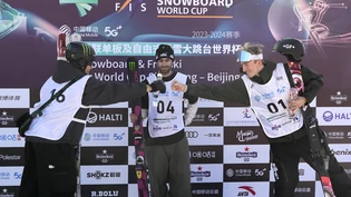Fistbumb beim Big Air in Peking: Andri Ragettli (rechts) auf Rang 3 und der zweitplatzierte Kanadier Édouard Therriault beglückwünschen sich – beobachtet von Sieger Alexander Hall aus den USA. Fistbumb beim Big Air in Peking: Andri Ragettli (rechts) auf Rang 3 und der zweitplatzierte Kanadier Édouard Therriault beglückwünschen sich – beobachtet von Sieger Alexander Hall aus den USA.