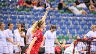 Schweizer Jubel von Leonie Wieland: Im Hintergrund sind die vielen freien Publikumsplätze an der WM in Singapur zu sehen.