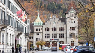 Mitten in Glarus: Der «Glarnerhof» (links) prägt das Stadtbild von Glarus zwischen Bahnhof und Volksgarten.