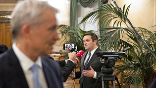 Wer wird Bundesrat? Die Bundesratskandidaten Beat Jans, Regierungspräsident Basel-Stadt, vorne, und Jon Pult, Nationalrat SP Graubünden, hinten, geben nach den Hearings Interviews in der Wandelhalle des Nationalrats.