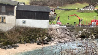 Sicherungsarbeiten: Die Plattenaustrasse wird mit Betonelementen blockiert, damit das Wasser umgelenkt werden kann.