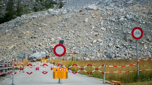 Ausnahmeereignis: Ein Schuttstrom löst sich im Juni dieses Jahres oberhalb des Dorfes Brienz/Brinzauls und verschüttet die Strasse oberhalb des Dorfes. 