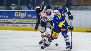 Szene aus dem ersten Derby der Saison 2023/24. Arosa-Angreifer Andreas Tschudi (rechts) bestreitet einen Zweikampf gegen Verteidiger Ron Fischer vom EHC Chur. Szene aus dem ersten Derby der Saison 2023/24. Arosa-Angreifer Andreas Tschudi (rechts) bestreitet einen Zweikampf gegen Verteidiger Ron Fischer vom EHC Chur.