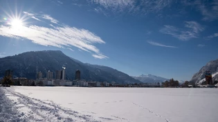 Neuschnee in Chur: Inzwischen ein eher seltener Anblick, und andere Winteraktivitäten als den Schnee zu geniessen sind gefragt. Neuschnee in Chur: Inzwischen ein eher seltener Anblick, und andere Winteraktivitäten als den Schnee zu geniessen sind gefragt.