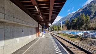 SBB-Station Linthal-Braunwaldbahn: Gähnende Leere, wo einmal mehrere Sitzbänke standen. SBB-Station Linthal-Braunwaldbahn: Gähnende Leere, wo einmal mehrere Sitzbänke standen.
