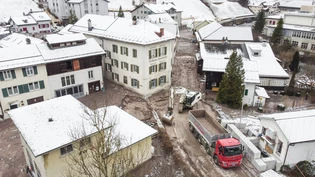 Folgeschäden vermeiden: Am Dienstag, 9. Januar, beginnen lokale Unternehmer die Schlamm-Massen aus dem Plattenauquartier abzuführen. Folgeschäden vermeiden: Am Dienstag, 9. Januar, beginnen lokale Unternehmer die Schlamm-Massen aus dem Plattenauquartier abzuführen.
