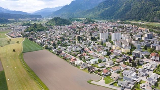 Zusammenschluss: Die beiden Strassen Via Musel (links) und Via Sid (rechts) in Domat/Ems sollten miteinander verbunden werden. Am 21. Januar wird über die Finanzierung abgestimmt.