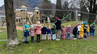 Kinder bleiben aussen vor: Seit Dezember ist der Spielplatz an der Bernhard-Simon-Strasse wegen einer Beschwerde abgesperrt. Kinder bleiben aussen vor: Seit Dezember ist der Spielplatz an der Bernhard-Simon-Strasse wegen einer Beschwerde abgesperrt.