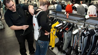 Fachlich beraten: Um den passenden Rückenprotektor zu finden, lohnt es sich, mehrere Modelle in einem Fachgeschäft anzuprobieren. Fachlich beraten: Um den passenden Rückenprotektor zu finden, lohnt es sich, mehrere Modelle in einem Fachgeschäft anzuprobieren.