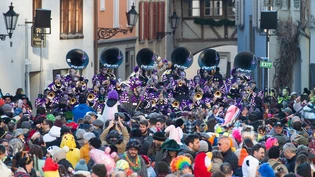 Churer Fasnacht: Guggenmusiker begeistern Fastnachtsteilnehmende am Arcasplatz. Churer Fasnacht: Guggenmusiker begeistern Fastnachtsteilnehmende am Arcasplatz.