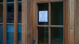 Stillstand: An der Tür des Lokals «Fondue Beizli» in der Churer Altstadt ist dieser Zettel zu finden. Darauf steht: «Restaurant ‹Fondue Beizli› bis auf Weiteres geschlossen.» Stillstand: An der Tür des Lokals «Fondue Beizli» in der Churer Altstadt ist dieser Zettel zu finden. Darauf steht: «Restaurant ‹Fondue Beizli› bis auf Weiteres geschlossen.»
