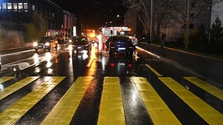 Rettungskräfte im Einsatz: Bei dem Unfall in Chur wurde eine Fussgängerin auf die Gegenfahrbahn geschleudert. Rettungskräfte im Einsatz: Bei dem Unfall in Chur wurde eine Fussgängerin auf die Gegenfahrbahn geschleudert.