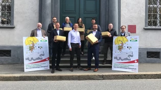 Das letzte Wort hat das Volk: Die SVP Graubünden hat ihre Initiative für die Abschaffung der Ruhegehälter am Freitag eingereicht. Das letzte Wort hat das Volk: Die SVP Graubünden hat ihre Initiative für die Abschaffung der Ruhegehälter am Freitag eingereicht.
