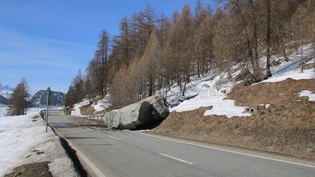 So gross wie ein Kleinwagen: Dieser tonnenschwere Felsbrocken versperrte am Freitag stundenlang die Strasse zwischen Sils und Maloja. So gross wie ein Kleinwagen: Dieser tonnenschwere Felsbrocken versperrte am Freitag stundenlang die Strasse zwischen Sils und Maloja.