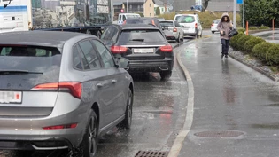 Hier liegt das Grundproblem: Der Wiggispark-Kreisel in Netstal ist an der Grenze seiner Kapazität. Hier liegt das Grundproblem: Der Wiggispark-Kreisel in Netstal ist an der Grenze seiner Kapazität.