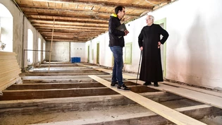 Hier waren einst sechs Klausurzimmer: Architekt Paul Schmidt und Pater Pirmin Gnädinger, Projektbegleiter für den Konvent, begutachten den Fortschritt der Mönchszellensanierung im Kloster Disentis.