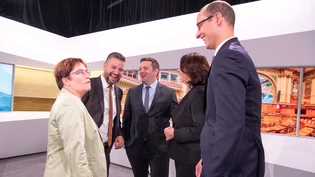Nicht alle hätten gut lachen: Entwickeln sich die Bevölkerungszahlen weiter wie gehabt, wird Graubünden 2027 nur noch vier Nationalratssitze zur Verfügung haben. Anders als bei den Wahlen 2023, wo Magdalena Martullo-Blocher, Roman Hug, Jon Pult, Anna Giacometti und Martin Candinas (von links) gewählt wurden.