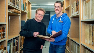 Wichtige Rechtsquellen: Staatsarchivar Reto Weiss (links) und sein Stellvertreter Sandro Decurtins betrachten das Bundstagsprotokoll aus dem Jahr 1567 – der gesamte Band und 167 weitere sind neu als digitale Faksimiles online abrufbar.