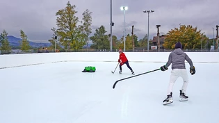 Plastikeis stösst nicht auf Begeisterung: In Rapperswil-Jona gibt es seit vergangenen Herbst ein künstliches Eisfeld. Dieses fällt im Churer Gemeinderat aber durch. 
