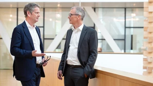 Erleichtert: Der GKB-CEO Daniel Fust (rechts) wird vom Untersuchungsbericht rund um die Signa-Kredite kein Fehlverhalten vorgeworfen, und auch Bankpräsident Peter Fanconi wird entlastet. Erleichtert: Der GKB-CEO Daniel Fust (rechts) wird vom Untersuchungsbericht rund um die Signa-Kredite kein Fehlverhalten vorgeworfen, und auch Bankpräsident Peter Fanconi wird entlastet.