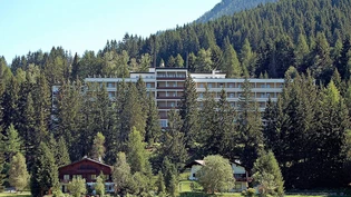 Vor 20 Jahren geschlossen: Auf dem Areal der verlotterten «Valbella»-Klinik in Davos Dorf ist ein grosses Wohnungsquartier geplant. Vor 20 Jahren geschlossen: Auf dem Areal der verlotterten «Valbella»-Klinik in Davos Dorf ist ein grosses Wohnungsquartier geplant.