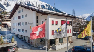 Bleibt bürgerlich dominiert: Im Klosterser Rathaus werden auch nach den Gesamterneuerungswahlen die Mitte-Partei, FDP und SVP das Sagen haben. Bleibt bürgerlich dominiert: Im Klosterser Rathaus werden auch nach den Gesamterneuerungswahlen die Mitte-Partei, FDP und SVP das Sagen haben.