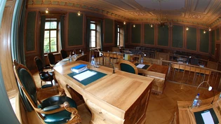 Der grosse Gerichtssaal: Das Glarner Obergericht tagt vor einer beeindruckenden Kulisse. Der grosse Gerichtssaal: Das Glarner Obergericht tagt vor einer beeindruckenden Kulisse.