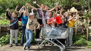 Sie werben für den Schulstandort Mitlödi: Die Schulkinder der Doppelklasse aus Mitlödi machen sich selber auf die Suche nach einer Lehrkraft. Sie werben für den Schulstandort Mitlödi: Die Schulkinder der Doppelklasse aus Mitlödi machen sich selber auf die Suche nach einer Lehrkraft.