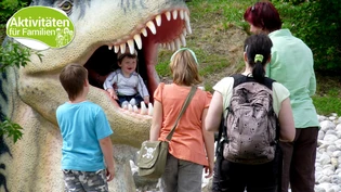 Gefundenes Fressen: Ein kleiner Junge sitzt im Maul eines T-Rex und freut sich. Gefundenes Fressen: Ein kleiner Junge sitzt im Maul eines T-Rex und freut sich.