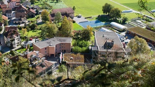 Blick von oben: Das Personalhaus (links im Bild) des Wohnheims Rothenbrunnen wird sicher verschwinden, und auch das Heimgebäude selbst (rechts) wird wohl grösstenteils einem Neubau weichen.