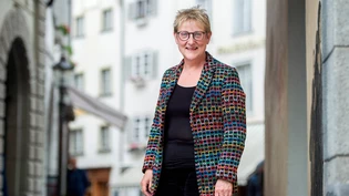 Geht gern unter die Leute: Sandra Maissen posiert beim Obertor mit dem Ochsenplatz im Hintergrund, wo sie regelmässig den Wochenmarkt besucht. Geht gern unter die Leute: Sandra Maissen posiert beim Obertor mit dem Ochsenplatz im Hintergrund, wo sie regelmässig den Wochenmarkt besucht.
