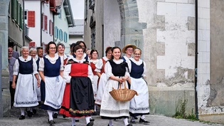 Unterwegs durchs Obertor: Der Chor mischedau Sumvitg hat für das Jubiläum «500 Jahre Freistaat der Drei Bünde» den Hit «Graubünda» neu vertont und das Video dazu unter anderem in der Ilanzer Altstadt gedreht.