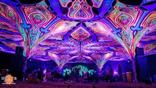 Farbenfrohes Fest: Das Shrankra Festival in Lostallo lockt jährlich Tausende Menschen ins Tal, welche während vier Tagen Kunst, Musik und Psytrance-Musik zelebrieren.