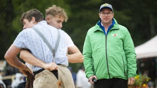 Das Duell immer im Blick: Martin Plump (rechts) steht am Bündner-Glarner Kantonalschwingfest in Davos im Einsatz. Das Duell immer im Blick: Martin Plump (rechts) steht am Bündner-Glarner Kantonalschwingfest in Davos im Einsatz.