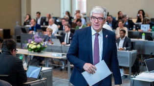 Zufriedener Amtsleiter: Regierungsrat Jon Domenic Parolini, hier an der Junisession des Grossen Rates,  liess in seinem Departement eine Mitarbeiterbefragung durchführen. 