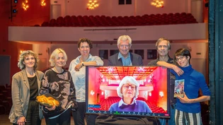 Warten auf das Publikum in der Spielzeit 2024/25: Maike Lex (Dritte von links) nimmt im Theater Chur die Zügel in die Hand. Bei der Programmpräsentation mit dabei sind Seraina Dür, Sarah Calörtscher, Claudio Danuser, Georg Scharegg und Tina Beyeler (von links). Petra Fischer von der Dramaturgie Junges Theater ist digital zugeschaltet. Warten auf das Publikum in der Spielzeit 2024/25: Maike Lex (Dritte von links) nimmt im Theater Chur die Zügel in die Hand. Bei der Programmpräsentation mit dabei sind Seraina Dür, Sarah Calörtscher, Claudio Danuser, Georg Scharegg und Tina Beyeler (von links). Petra Fischer von der Dramaturgie Junges Theater ist digital zugeschaltet.
