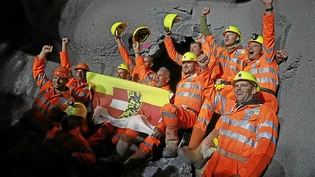 Ein Festtag: Am 2. Oktober 2018 freuen sich beteiligte Mineure über den geschafften Durchstich im Albulatunnel II.