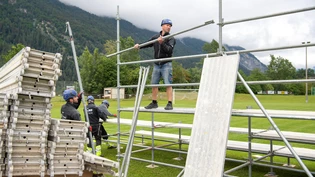 Eine von zwei Tribünen: Für das BüGla werden auf dem Gelände auch Zelte, Festwirtschaften und ein Public-Viewing aufgebaut. Eine von zwei Tribünen: Für das BüGla werden auf dem Gelände auch Zelte, Festwirtschaften und ein Public-Viewing aufgebaut.