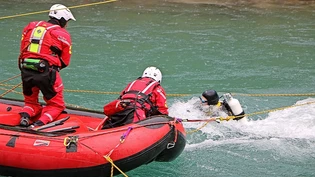 Einsatz in der Linth: Vor drei Jahren musste im Linthkanal ein Auto aufwendig geborgen werden, das in die Linth gefahren wurde.