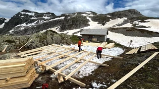 Über zehn Tonnen Material: Auf dem Panixerpass wird derzeit ein Basecamp aufgebaut, um die Wildcamper in den Griff zu bekommen. Über zehn Tonnen Material: Auf dem Panixerpass wird derzeit ein Basecamp aufgebaut, um die Wildcamper in den Griff zu bekommen.