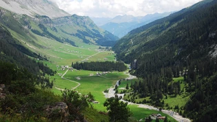 Beliebt bei Mensch und Tier: Der Urnerboden ist die grösste Kuhalp der Schweiz – und eine beliebte Strecke für Autos, Töffs und Velofahrer, die den Klausenpass erklimmen wollen.