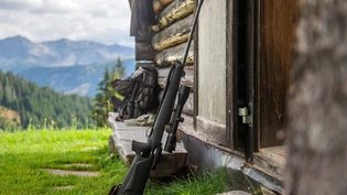 Die Ausrüstung steht parat: Am 2. September beginnt die Bündner Hochjagd. Dabei unterstützen die Jägerinnen und Jäger erstmals den Kanton bei der Wolfsregulation. 