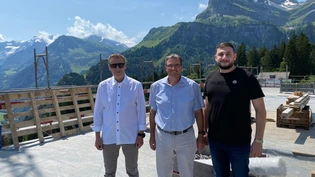 Es wird realer: Serif Yildiz (von links), Urs Brotschi und Yavuz Yildiz posieren beim neuen «Alpenblick», der «Panoramahotel» heissen wird.